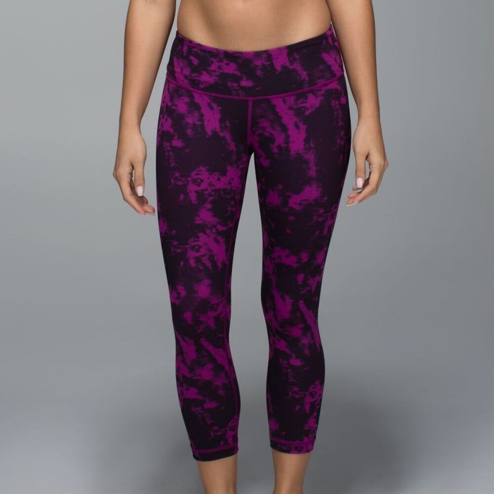 lululemon Wunder Under Crop II Size 4 Breezie Regal Plum Black Print W6C96S